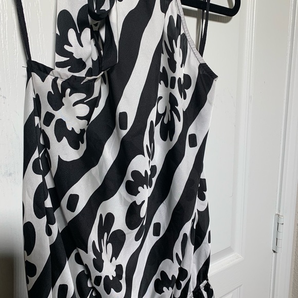 Black and white sleeveless blouse - Picture 4 of 4